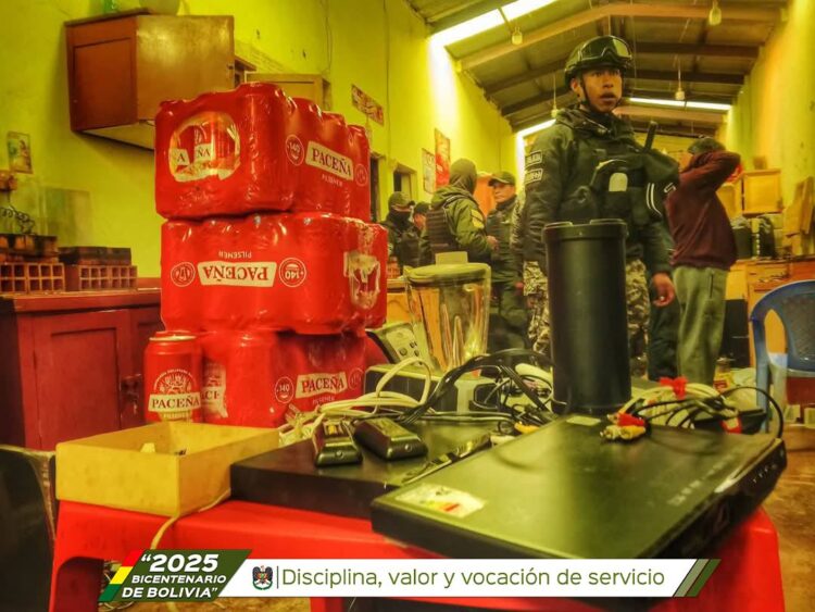 La Policía durante la requisa