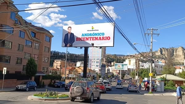 Andrónico descarta ante el TSE responsabilidad por vallas y afiches con su imagen