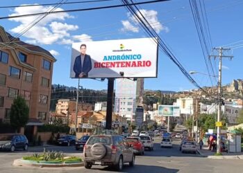 En La Paz aparece una valla publicitaria con la imagen de ‘Andrónico Bicentenario’