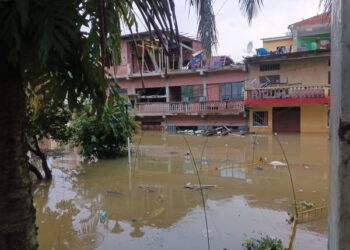 El agua alcanzó los 10 metros de altura