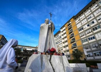 Colocan flores y encienden velas por la salud del papa