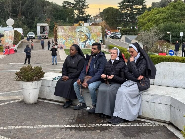 Religiosas oran por la salud del Papa