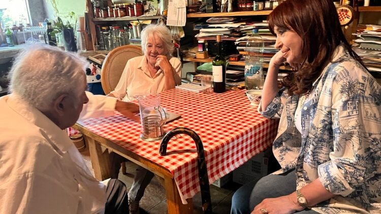 Cristina Fernández visitó a Pepe Mujica