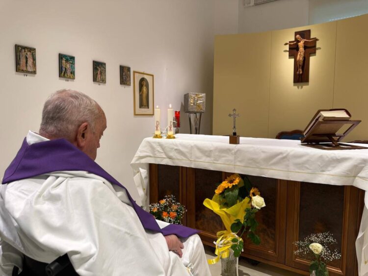 El Papa sigue hospitalizado