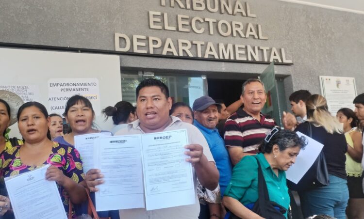 En Santa Cruz 186 personas renunciaron al MAS el lunes