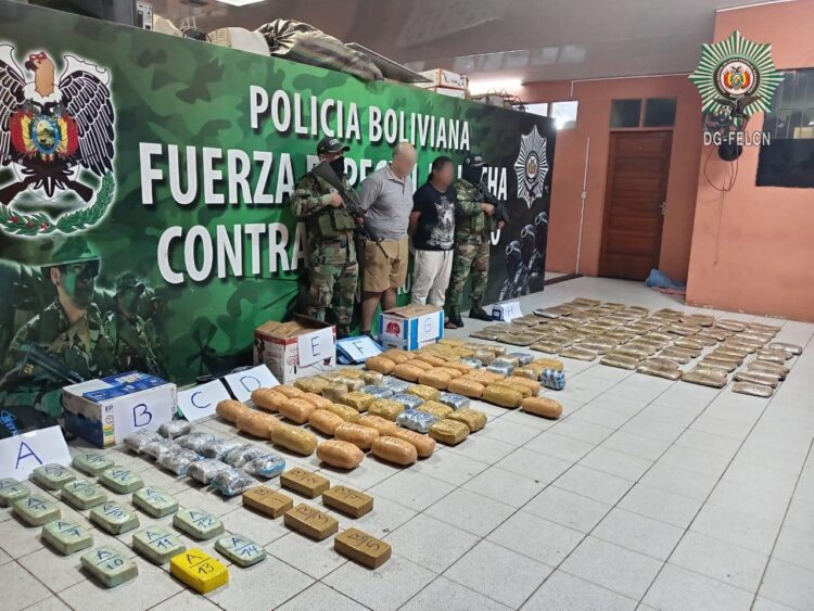 En Santa Cruz, la FELCN incauta 170 paquetes de droga tras requisa de un camión y una vagoneta
