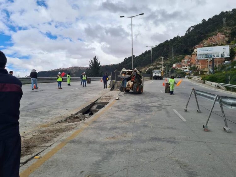 La ABC realiza trabajos en la autopista La Paz-El Alto.