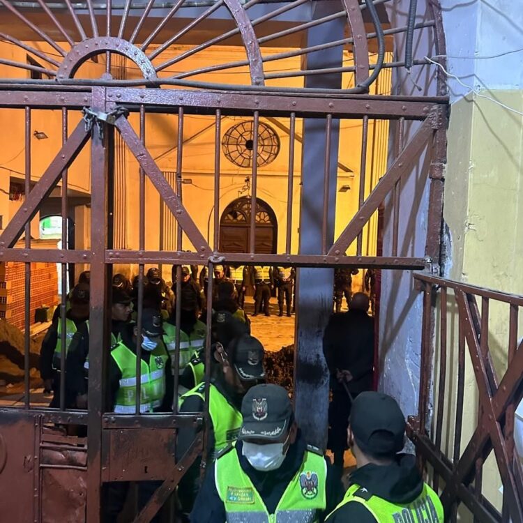 Los policías que controlan la puerta detectaron la droga