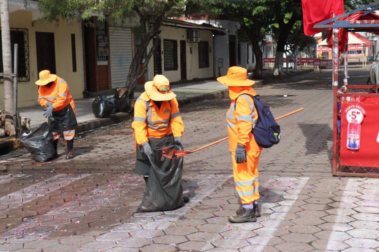Se desplazó varias cuadrillas de limpieza