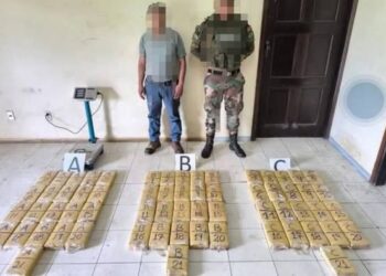 El aprehendido y los paquetes de droga