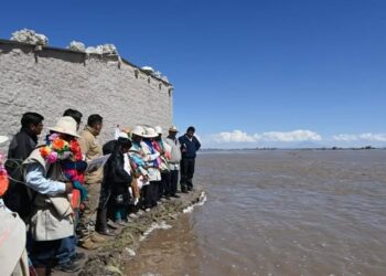 El desborde del río Lauca dejó incomunicada a la Nación Uru Chipaya.