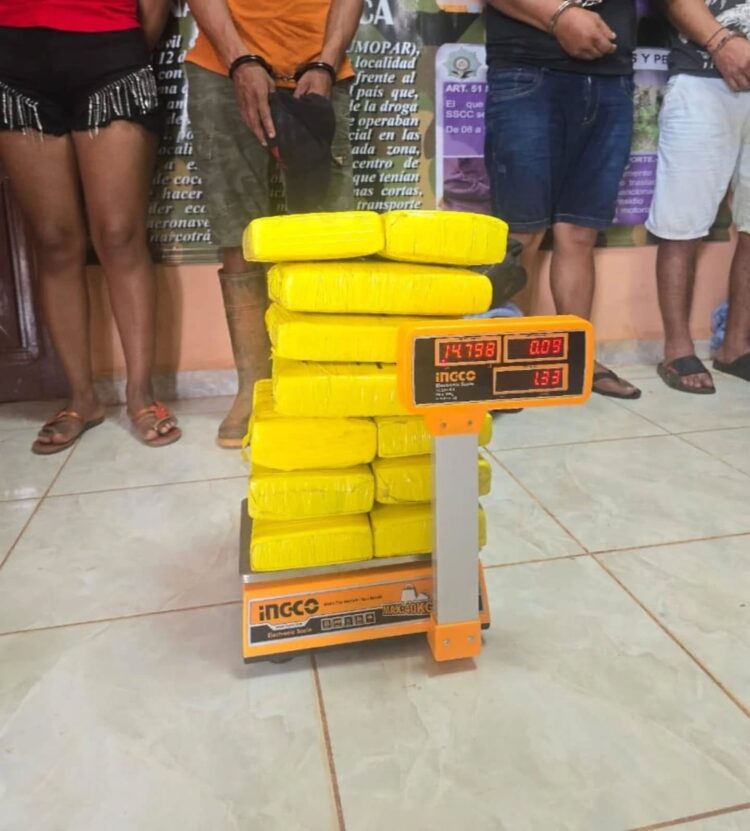 Parte de los paquetes con marihuana decomisados por la FELCN