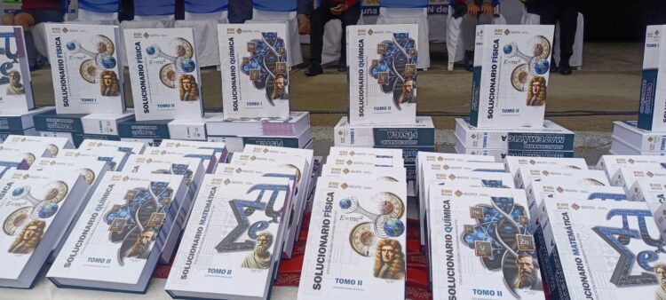 El Ministerio de Educación entregó solucionarios a estudiantes de secundaria.