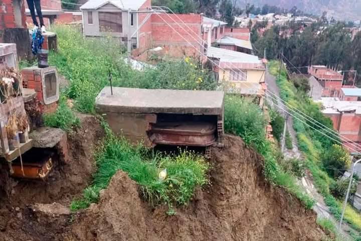 Varias sepulturas quedaron al aire por un deslizamiento en el cementerio de Ovejuyo.