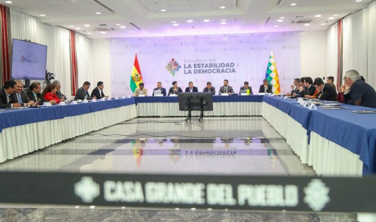 En el encuentro por la Estabilidad y la Democracia, el Gobierno suscribe 12 puntos con actores políticos
