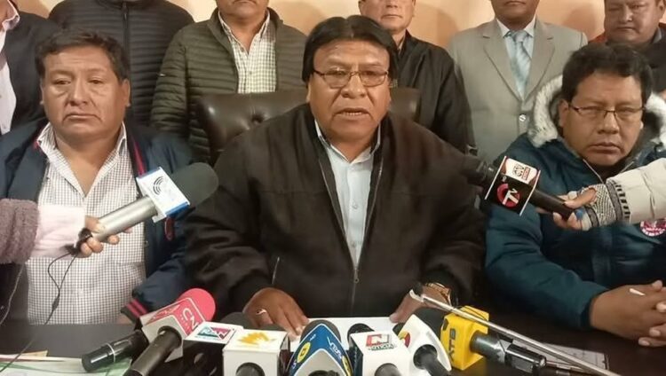 La dirigencia de los choferes de El Alto en conferencia de prensa.