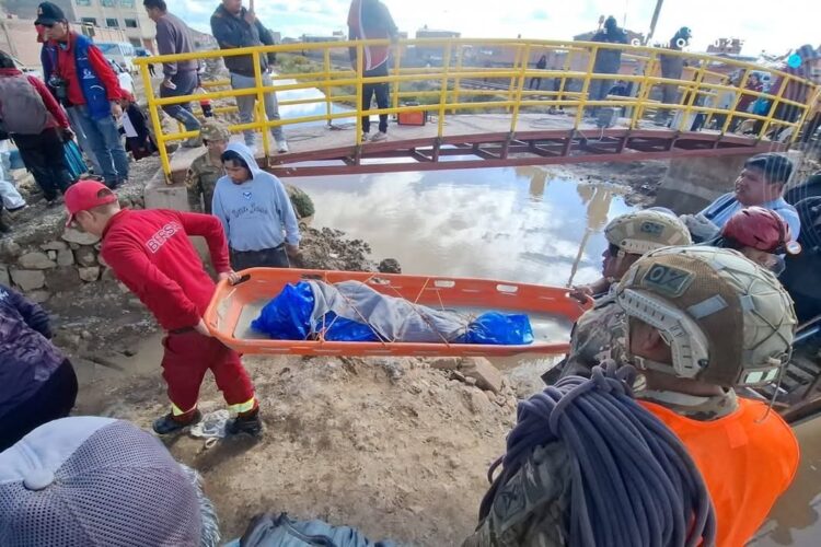 Rescatistas hallaron el cuerpo del niño Marías que cayó a un canal de la ciudad de Oruro.