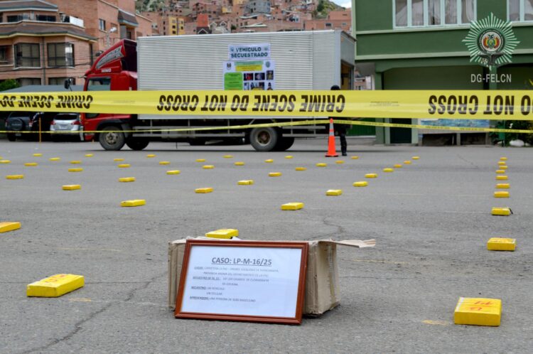 La droga y el camión decomisados