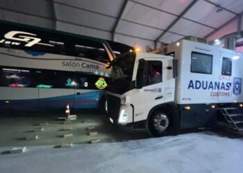El bus fue revisado por un camión scaner