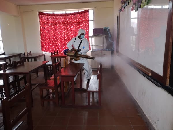 Se fumigó los colegios con casos sospechosos