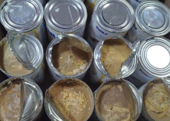 Las latas con droga en su interior