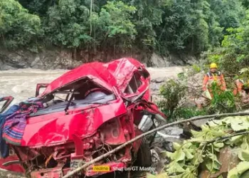 El minibús quedó destruido