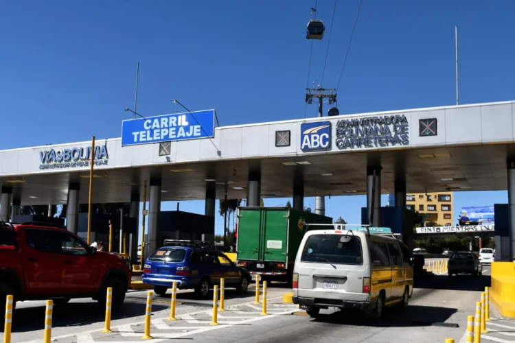 Uno de los puntos donde se implementará el telepeaje es en el Peaje de la Autopista La Paz - El Alto. FOTO: Vías Bolivia