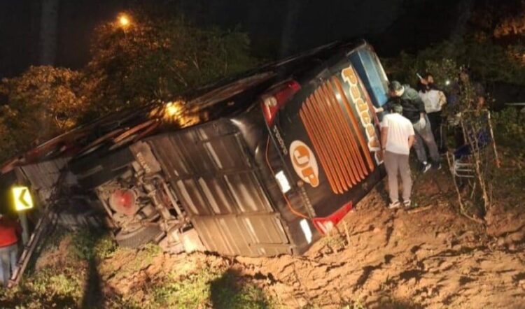 El bus quedó a un costado de la carretera