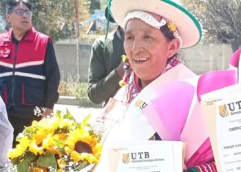 Exdiputada Lidia Patty recibe su certificado de egreso de la carrera de Derecho