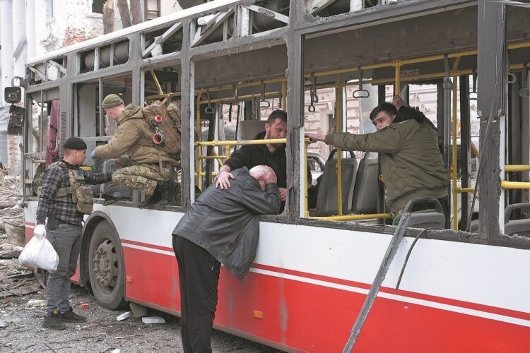 Un bus fue alcanzado por uno de los misiles