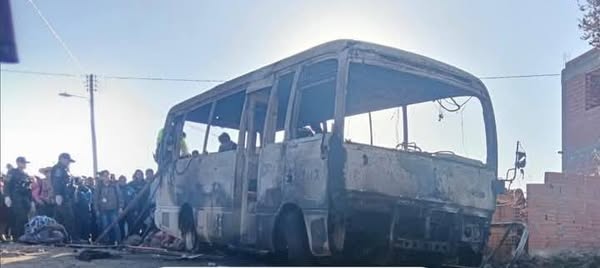 El bus escolar quedó en cenizas tras el incendio.