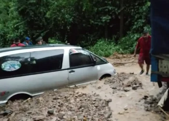 Varios vehículos quedaron atrapados por la mazamorra