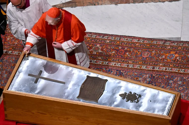 El rito fue oficiado por el cardenal Camarlengo/ Vatican News