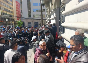 Transportistas retoman protesta ante posible congelamiento de tarifas