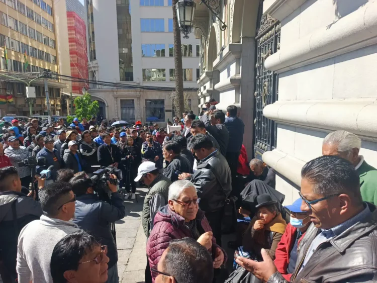 Transportistas retoman protesta ante posible congelamiento de tarifas