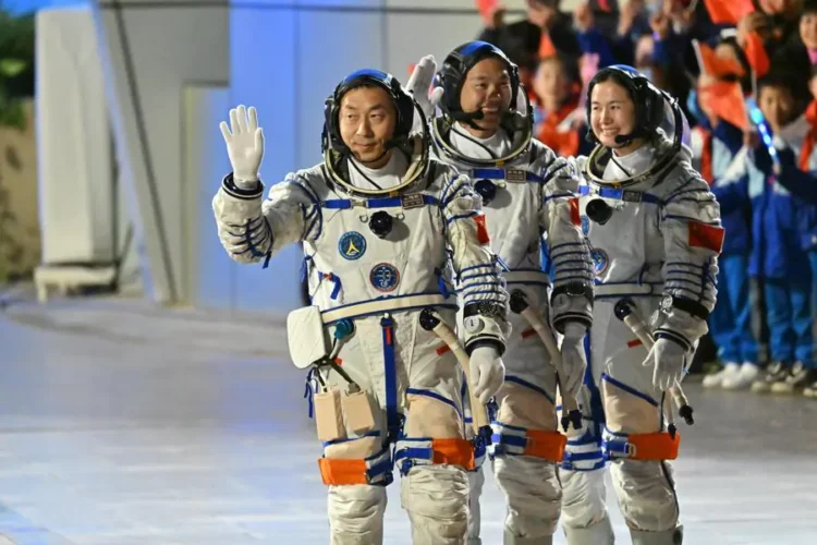Los astronautas chinos llegaron sin problemas/Xinhua