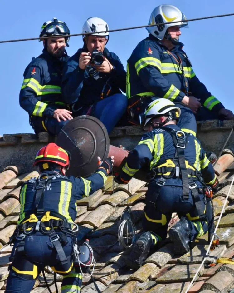 Los bomberos del Vaticano colocaron la chimenea/Vatican News