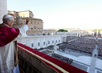 El papa León XIV saluda a los fieles en la plaza de San Pedro/Vatican Media