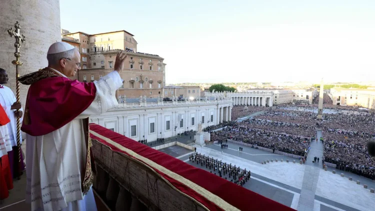 El papa León XIV saluda a los fieles en la plaza de San Pedro/Vatican Media