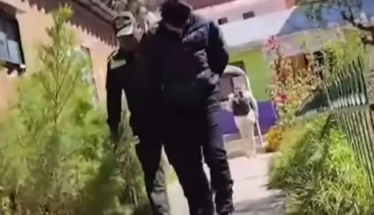 El padre biológico de la niña que fue violada sale de oficinas de la Fiscalía en Oruro. FOTO: RRSS