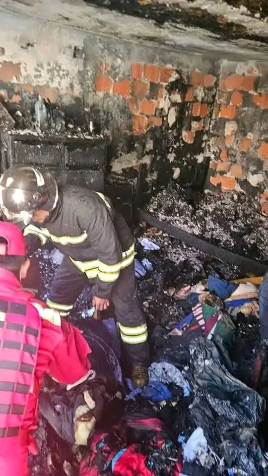 En cenizas quedó la habitación de una mujer luego de un incendio causado por velas encendidas. FOTO: Bomberos Antofagasta