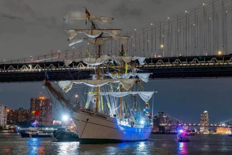 Los mástiles del buque chocaron contra el puente de Brooklyn/ RRSS