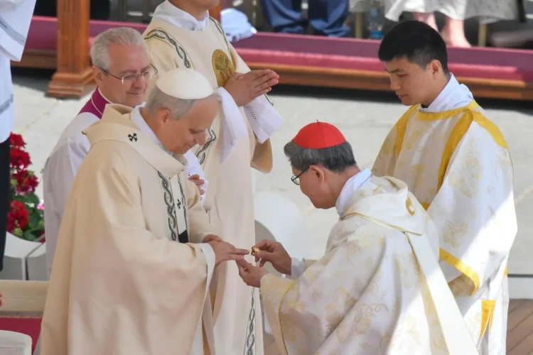 León XIV recibió el anillo del pescador/Vatican Media