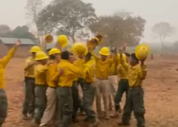 Bomberos celebran la caída de lluvia en Santa Cruz.