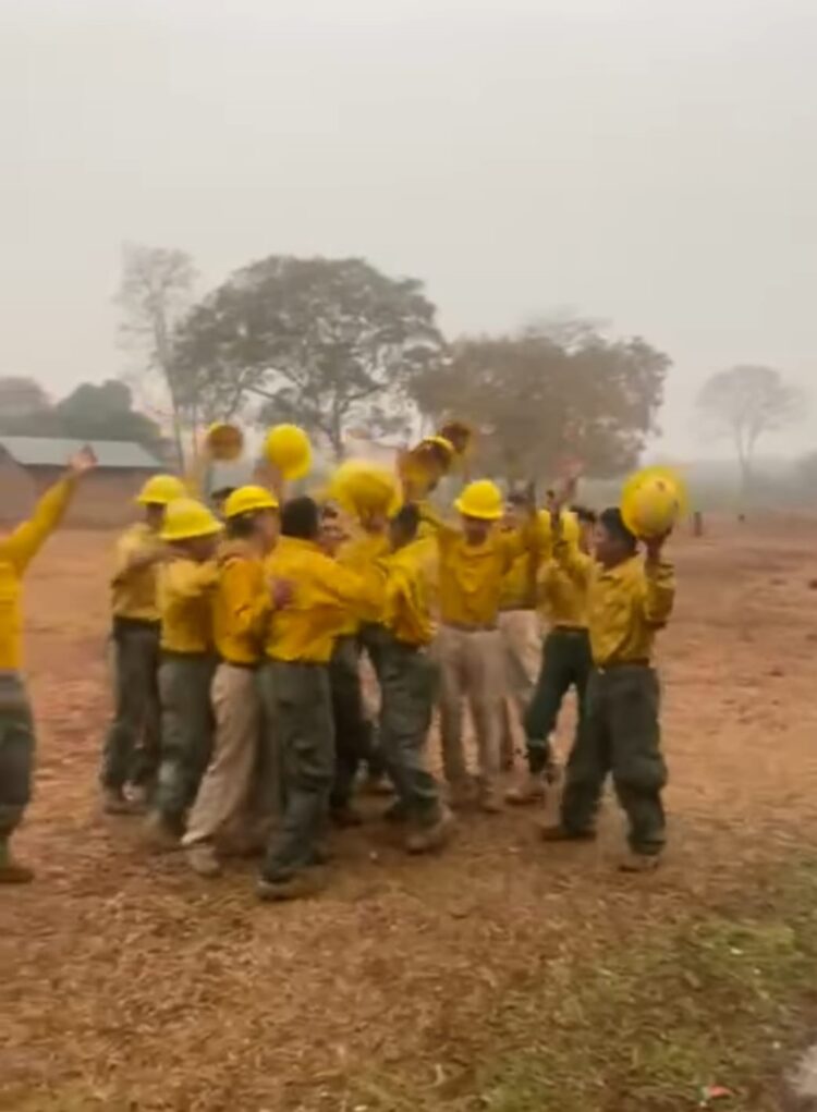 Bomberos celebran la caída de lluvia en Santa Cruz.