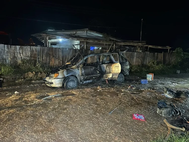 Los ocupantes abandonaron el vehículo cuando inició el incendio/TaxiNoticias