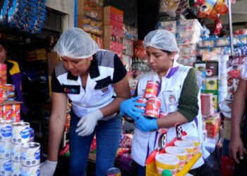 Personal de la Intendencia de Cochabamba decomisó enlatados falsificados.