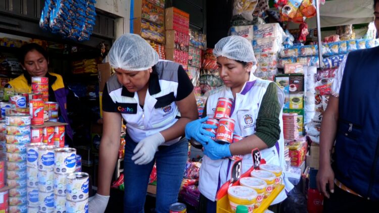 Personal de la Intendencia de Cochabamba decomisó enlatados falsificados.
