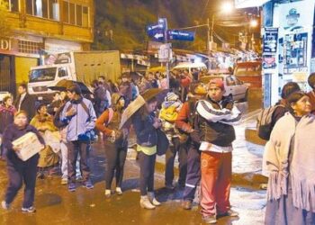 Choferes se comprometen a mejorar el servicio nocturno en La Paz