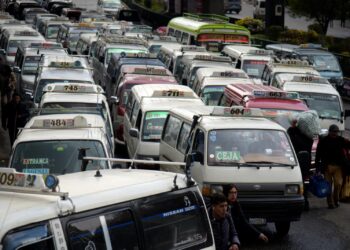 En El Alto operan 2.100 líneas de transporte; 1.100 son de minibuses.